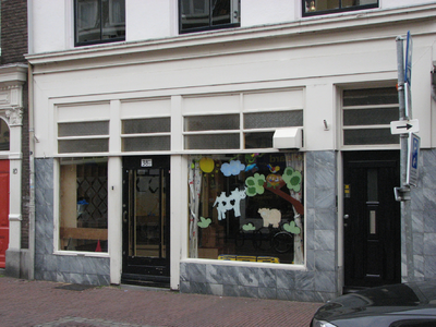 820744 Gezicht op de voormalige winkelpui van het pand Twijnstraat 38 (Kinderdagverblijf Willemijne ) te Utrecht.N.B. ...
